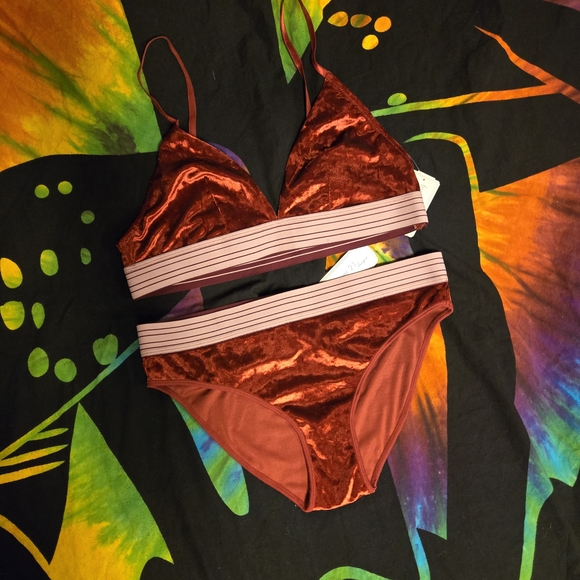 Forever 21 Velvet Red Bandeau Set - Picture 3 of 10